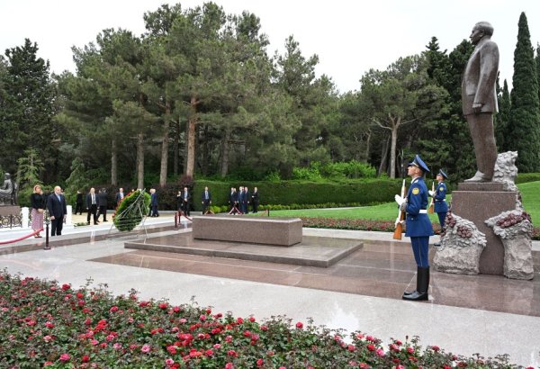 Bulgarian President pays tribute to tomb of National Leader Heydar Aliyev (PHOTO)