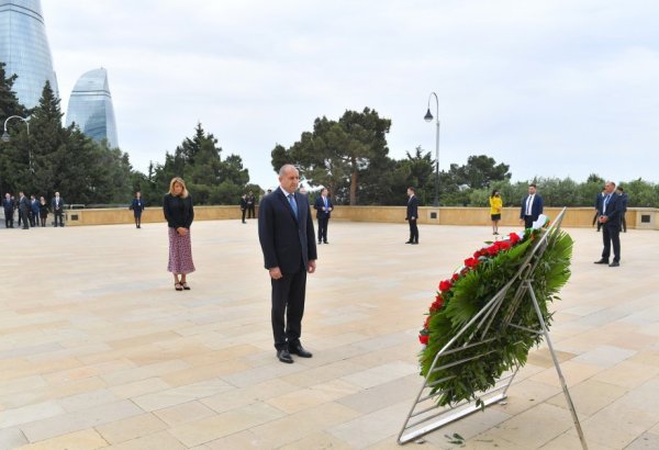 Bulgarian President pays tribute to Alley of Martyrs in Baku (PHOTO)
