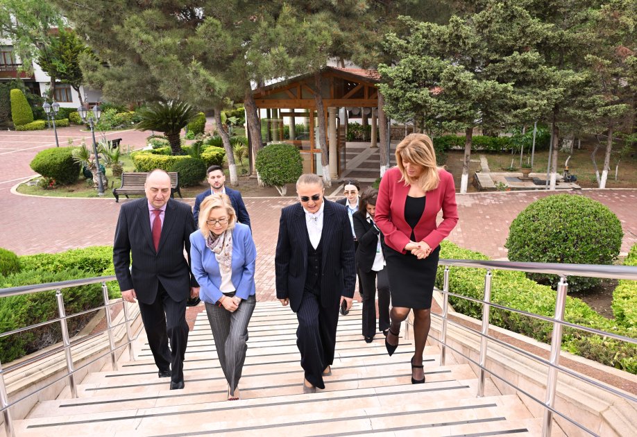 Bulgarian First Lady gets acquinted with samples of Azerbaijan's national cuisine (PHOTO)