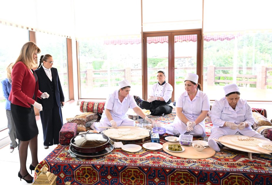 Bulgarian First Lady gets acquinted with samples of Azerbaijan's national cuisine (PHOTO)