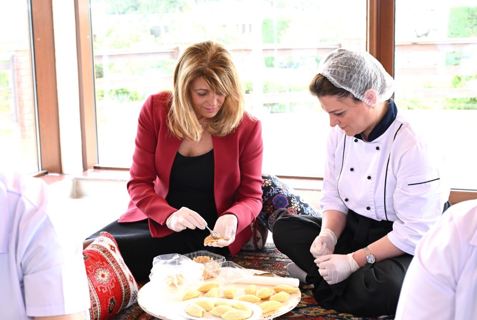 Bulgarian First Lady gets acquinted with samples of Azerbaijan's national cuisine (PHOTO)