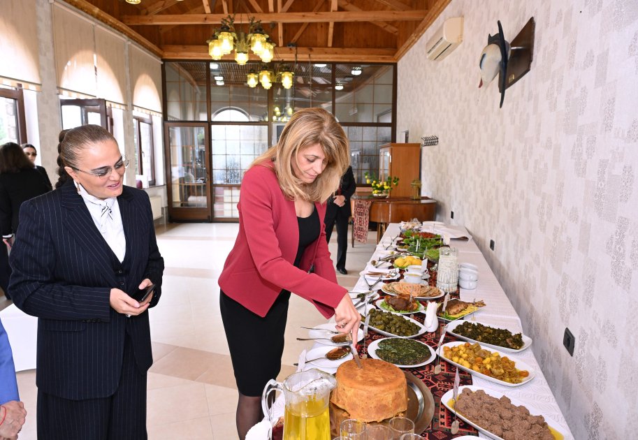 Bulgarian First Lady gets acquinted with samples of Azerbaijan's national cuisine (PHOTO)