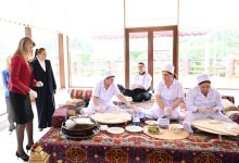 Bulgarian First Lady gets acquinted with samples of Azerbaijan's national cuisine (PHOTO)