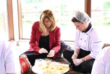 Bulgarian First Lady gets acquinted with samples of Azerbaijan's national cuisine (PHOTO)