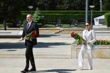 President Ilham Aliyev, First Lady Mehriban Aliyeva pay tribute to Azerbaijanis who died for Victory over fascism (PHOTO/VİDEO)