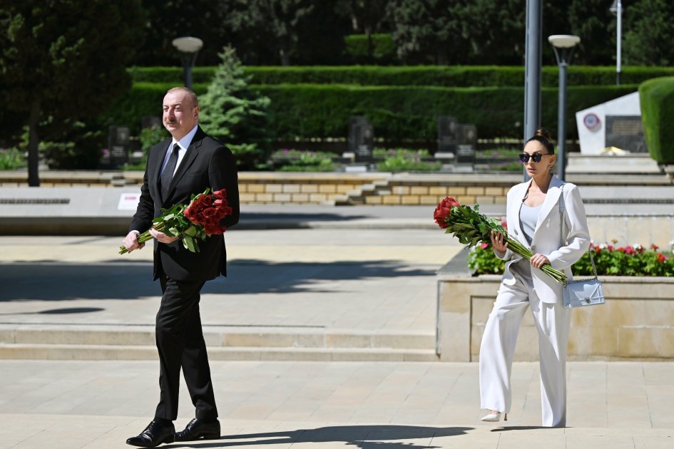 President Ilham Aliyev, First Lady Mehriban Aliyeva pay tribute to Azerbaijanis who died for Victory over fascism (PHOTO/VİDEO)