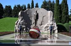 President Ilham Aliyev, First Lady Mehriban Aliyeva visit tomb of Great Leader Heydar Aliyev in Alley of Honor in Baku (PHOTO/VIDEO)