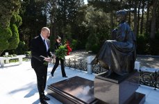 President Ilham Aliyev, First Lady Mehriban Aliyeva visit tomb of Great Leader Heydar Aliyev in Alley of Honor in Baku (PHOTO/VIDEO)