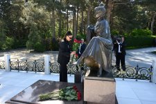 President Ilham Aliyev, First Lady Mehriban Aliyeva visit tomb of Great Leader Heydar Aliyev in Alley of Honor in Baku (PHOTO/VIDEO)