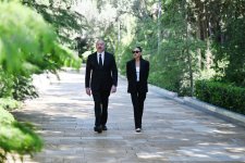 President Ilham Aliyev, First Lady Mehriban Aliyeva visit tomb of Great Leader Heydar Aliyev in Alley of Honor in Baku (PHOTO/VIDEO)