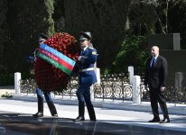 President Ilham Aliyev, First Lady Mehriban Aliyeva visit tomb of Great Leader Heydar Aliyev in Alley of Honor in Baku (PHOTO/VIDEO)