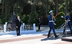 President Ilham Aliyev, First Lady Mehriban Aliyeva visit tomb of Great Leader Heydar Aliyev in Alley of Honor in Baku (PHOTO/VIDEO)