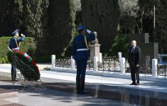 President Ilham Aliyev, First Lady Mehriban Aliyeva visit tomb of Great Leader Heydar Aliyev in Alley of Honor in Baku (PHOTO/VIDEO)