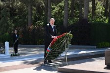 President Ilham Aliyev, First Lady Mehriban Aliyeva visit tomb of Great Leader Heydar Aliyev in Alley of Honor in Baku (PHOTO/VIDEO)