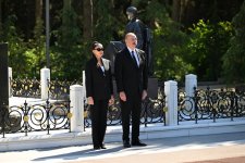 President Ilham Aliyev, First Lady Mehriban Aliyeva visit tomb of Great Leader Heydar Aliyev in Alley of Honor in Baku (PHOTO/VIDEO)