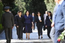 Azerbaijanis visit tomb of National Leader Heydar Aliyev (PHOTO)