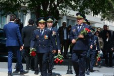 Azerbaijanis visit tomb of National Leader Heydar Aliyev (PHOTO)