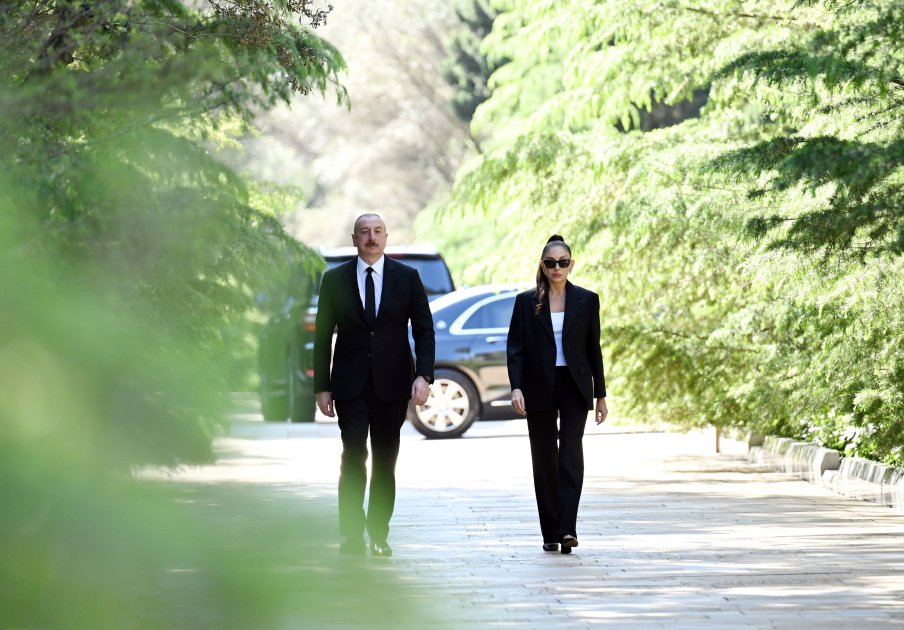 President Ilham Aliyev, First Lady Mehriban Aliyeva visit tomb of Great Leader Heydar Aliyev in Alley of Honor in Baku (PHOTO/VIDEO)