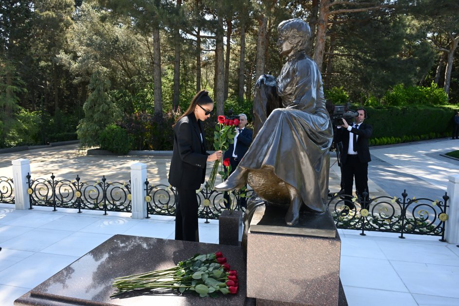 President Ilham Aliyev, First Lady Mehriban Aliyeva visit tomb of Great Leader Heydar Aliyev in Alley of Honor in Baku (PHOTO/VIDEO)