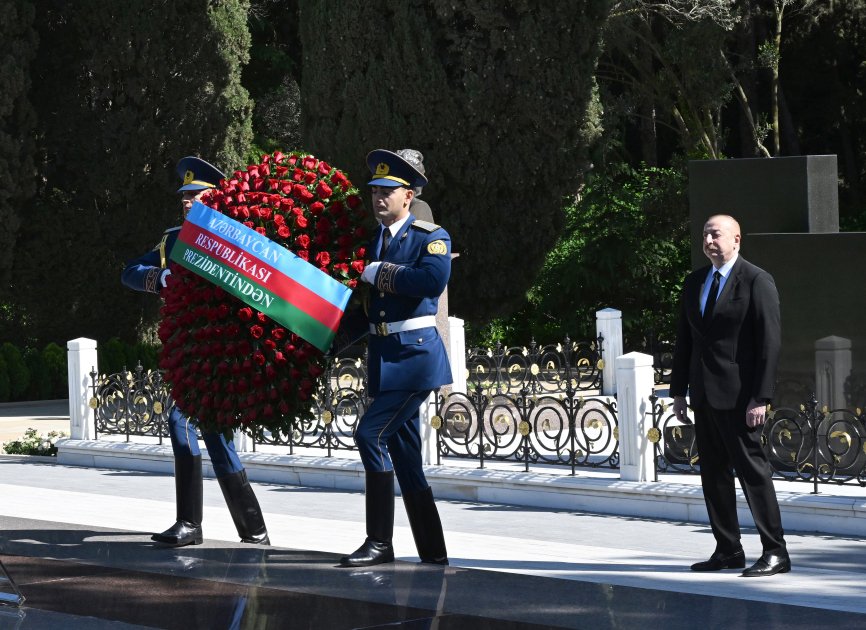 President Ilham Aliyev, First Lady Mehriban Aliyeva visit tomb of Great Leader Heydar Aliyev in Alley of Honor in Baku (PHOTO/VIDEO)