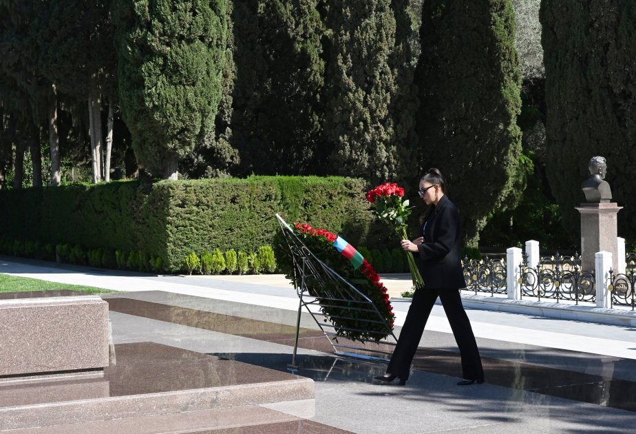 President Ilham Aliyev, First Lady Mehriban Aliyeva visit tomb of Great Leader Heydar Aliyev in Alley of Honor in Baku (PHOTO/VIDEO)