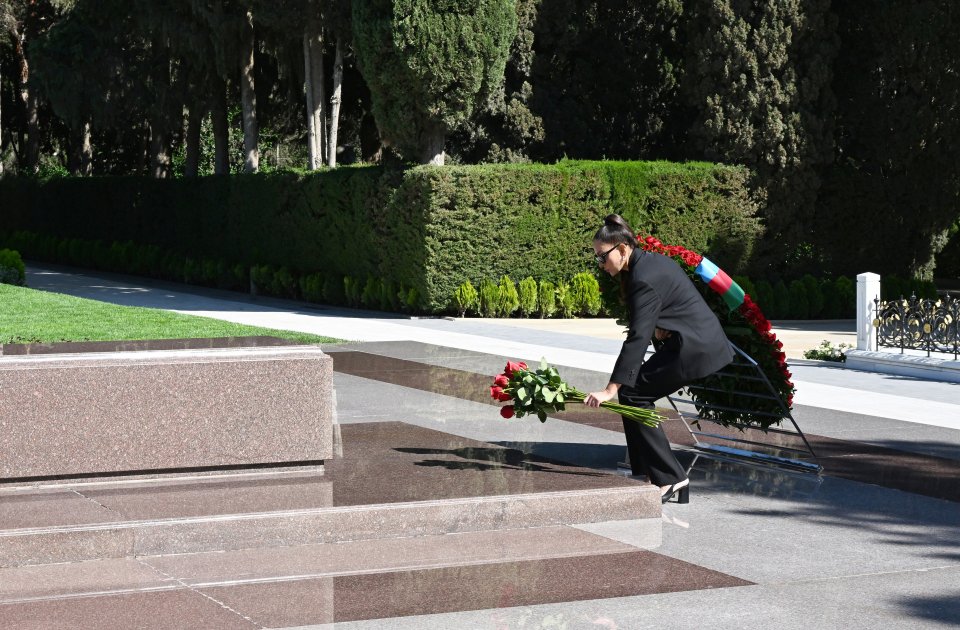 President Ilham Aliyev, First Lady Mehriban Aliyeva visit tomb of Great Leader Heydar Aliyev in Alley of Honor in Baku (PHOTO/VIDEO)