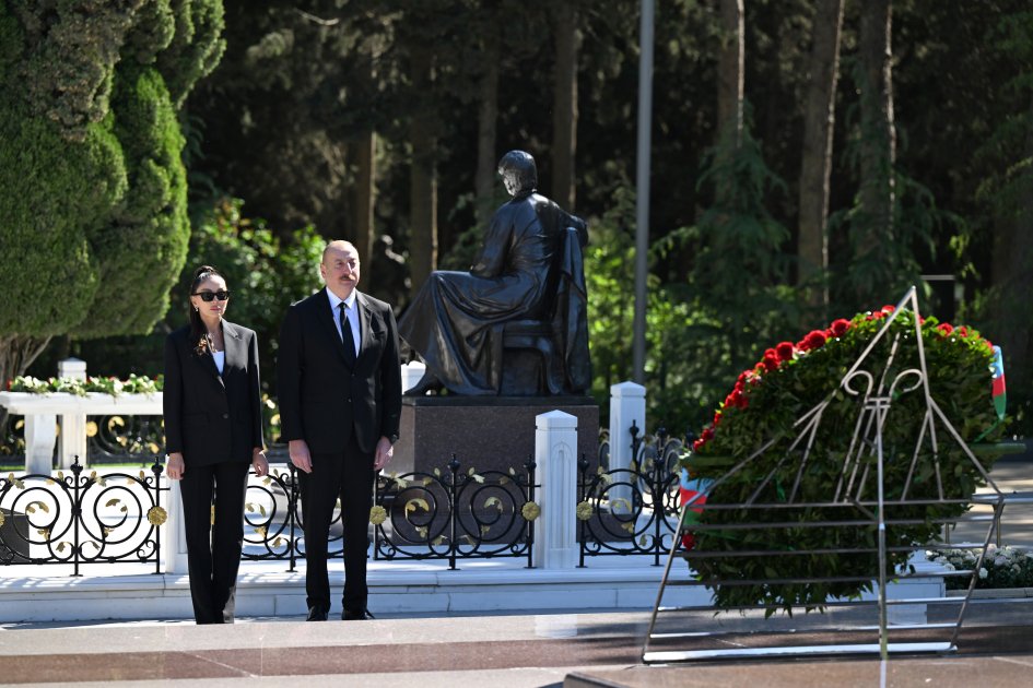 President Ilham Aliyev, First Lady Mehriban Aliyeva visit tomb of Great Leader Heydar Aliyev in Alley of Honor in Baku (PHOTO/VIDEO)