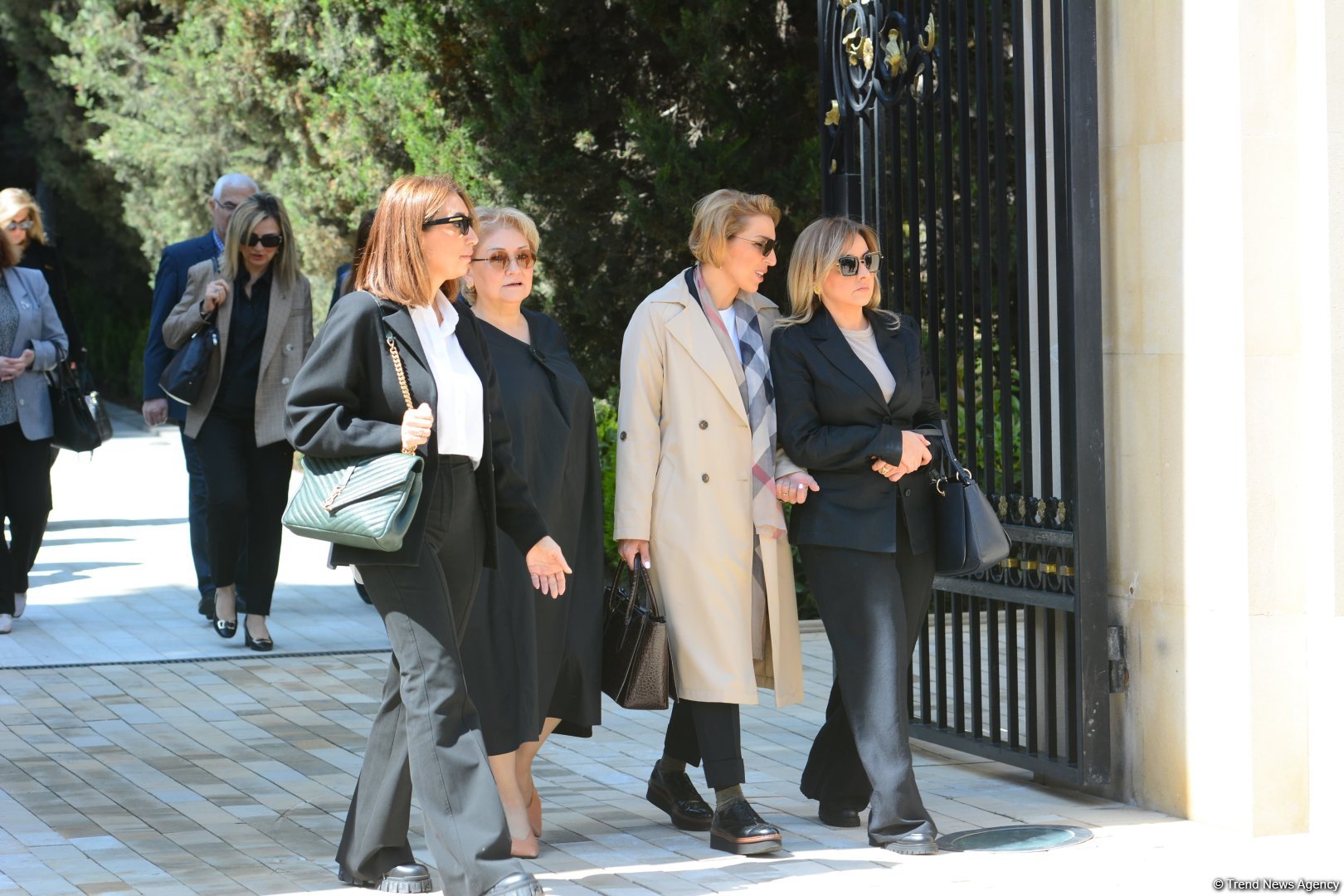 Azerbaijanis visit tomb of National Leader Heydar Aliyev (PHOTO)