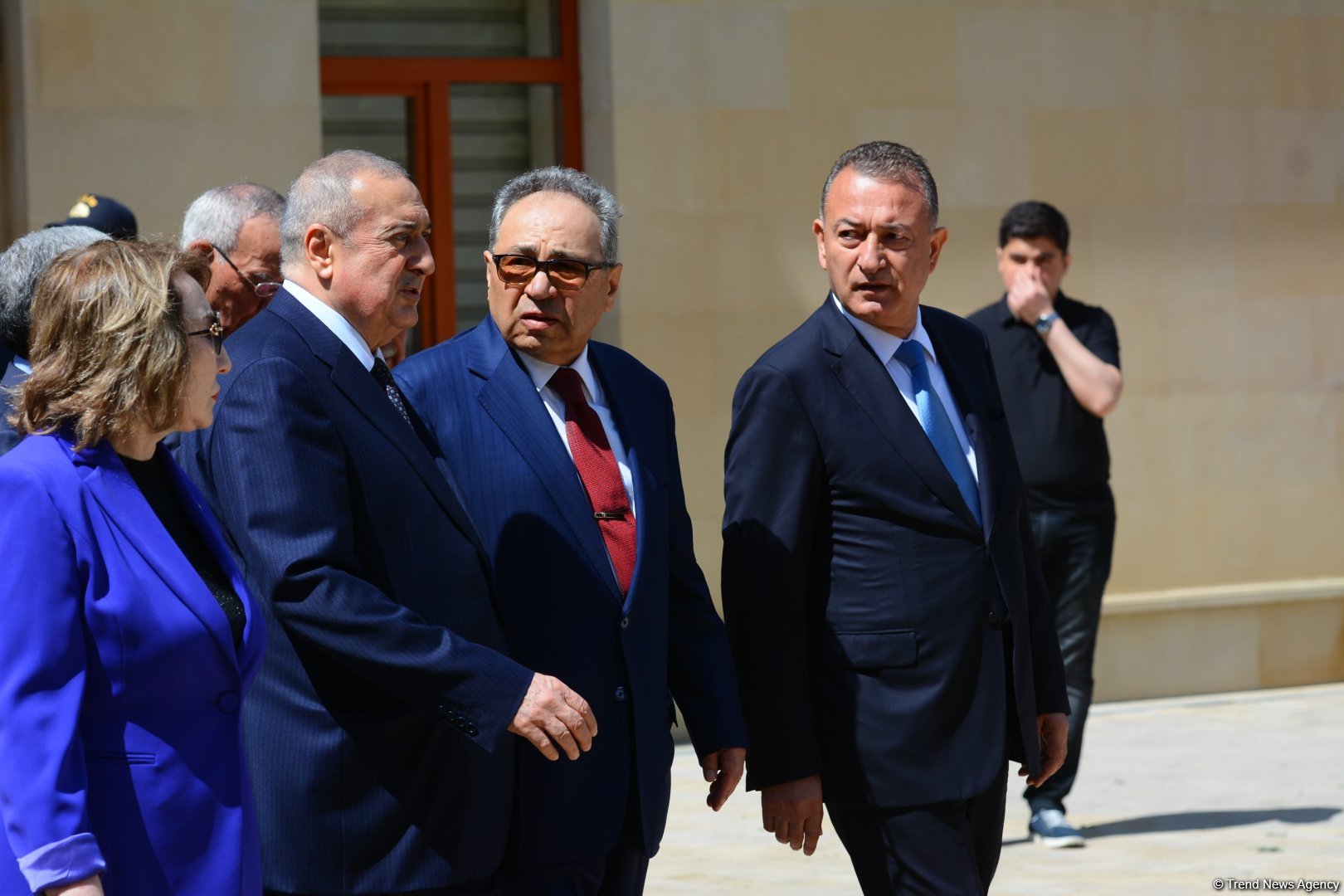 Azerbaijanis visit tomb of National Leader Heydar Aliyev (PHOTO)