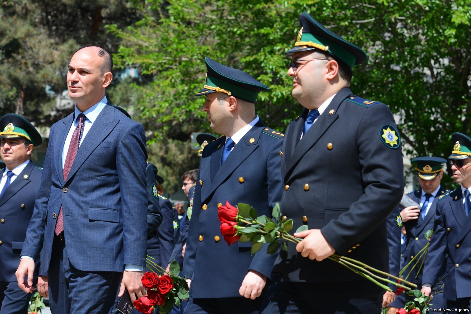 Azerbaijanis visit tomb of National Leader Heydar Aliyev (PHOTO)