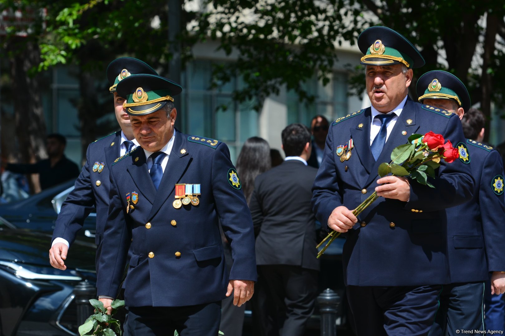 Azerbaijanis visit tomb of National Leader Heydar Aliyev (PHOTO)