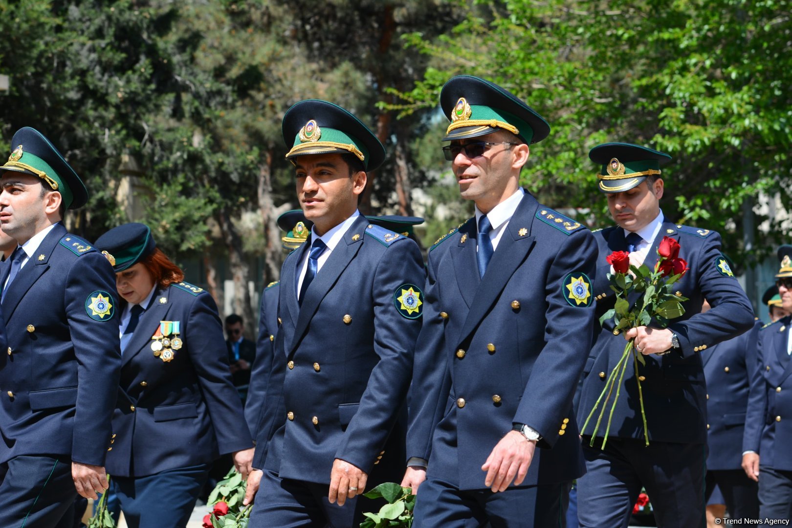 Azerbaijanis visit tomb of National Leader Heydar Aliyev (PHOTO)