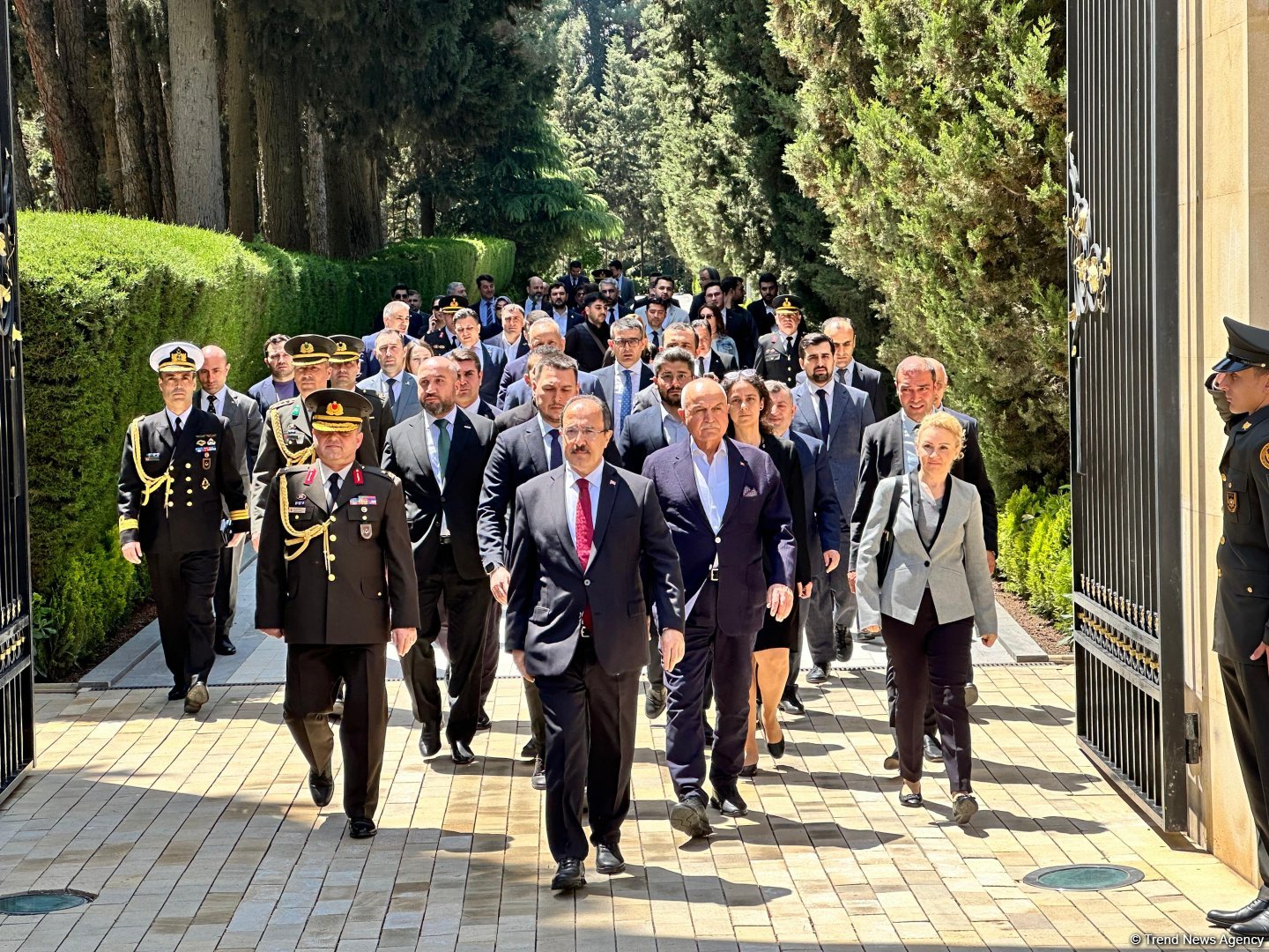 Azerbaijanis visit tomb of National Leader Heydar Aliyev (PHOTO)