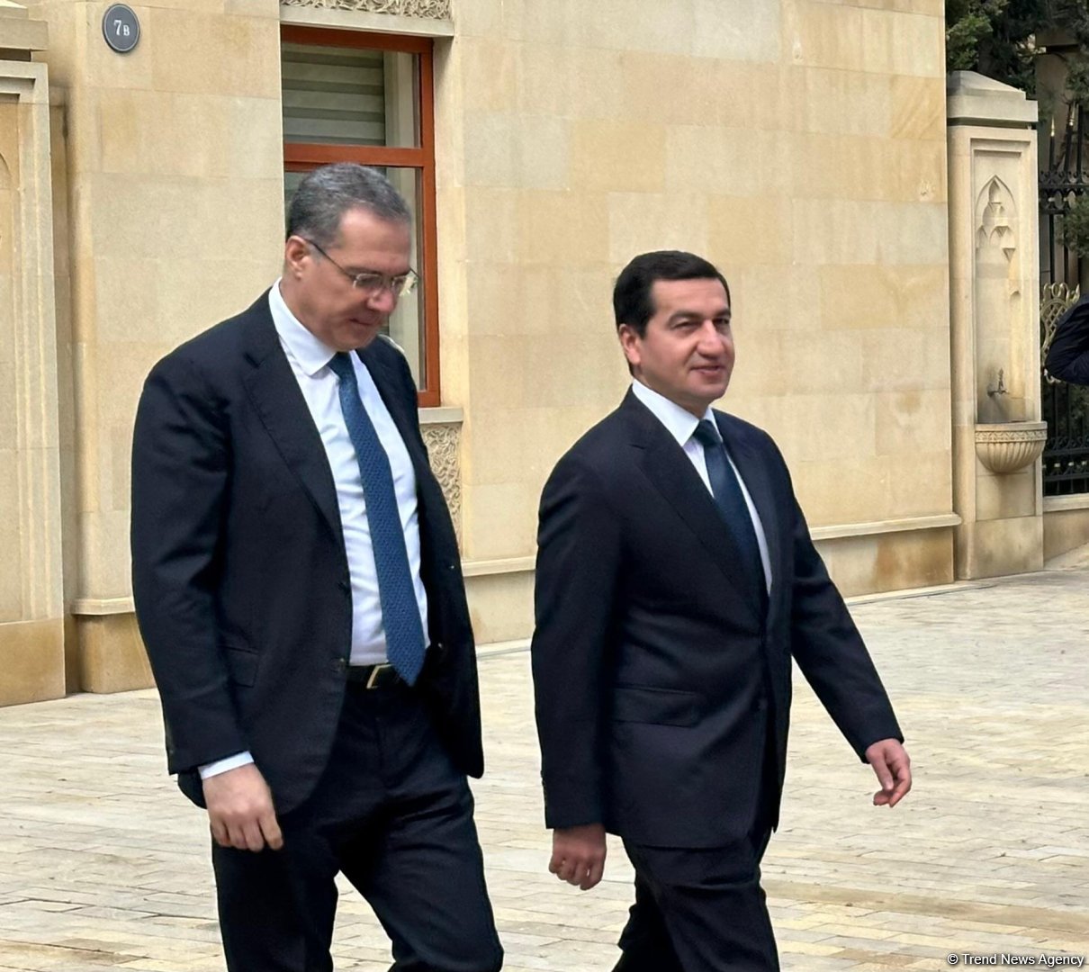 Azerbaijanis visit tomb of National Leader Heydar Aliyev (PHOTO)