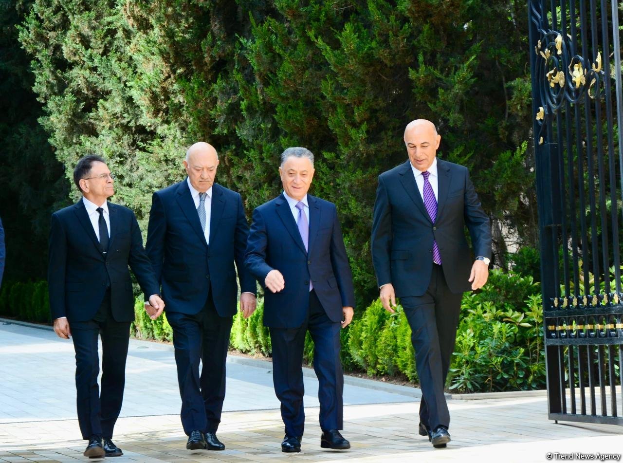 Azerbaijanis visit tomb of National Leader Heydar Aliyev (PHOTO)