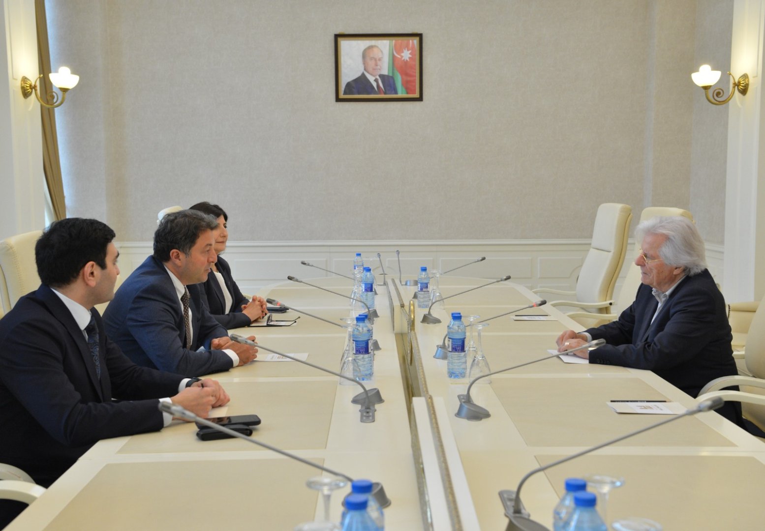 Azerbaijani parliament hosts meeting with European MP (PHOTO)
