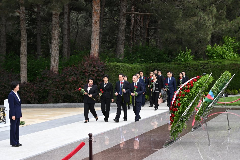 Delegation of Chinese People's Political Consultative Conference visits tomb of Great Leader Heydar Aliyev, Alley of Martyrs (PHOTO)