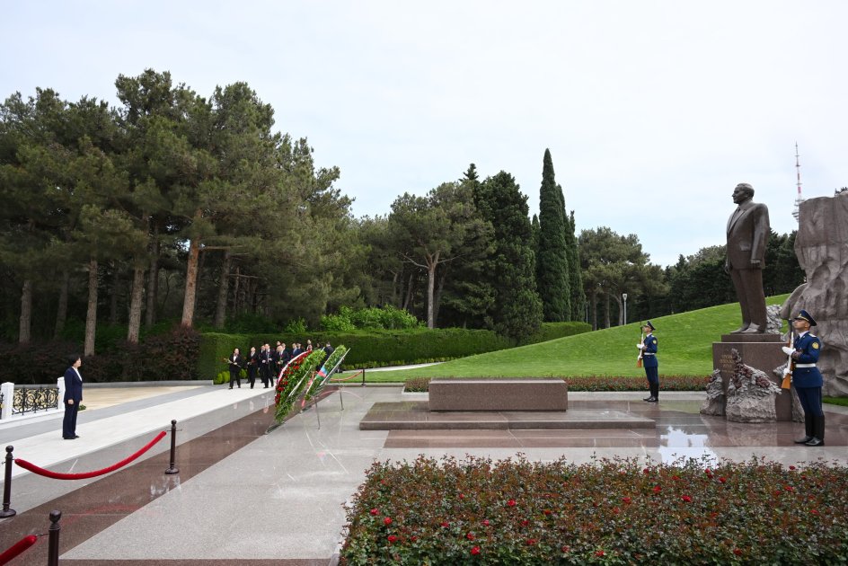 Delegation of Chinese People's Political Consultative Conference visits tomb of Great Leader Heydar Aliyev, Alley of Martyrs (PHOTO)