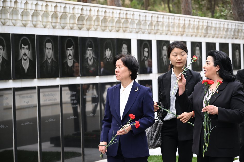 Delegation of Chinese People's Political Consultative Conference visits tomb of Great Leader Heydar Aliyev, Alley of Martyrs (PHOTO)