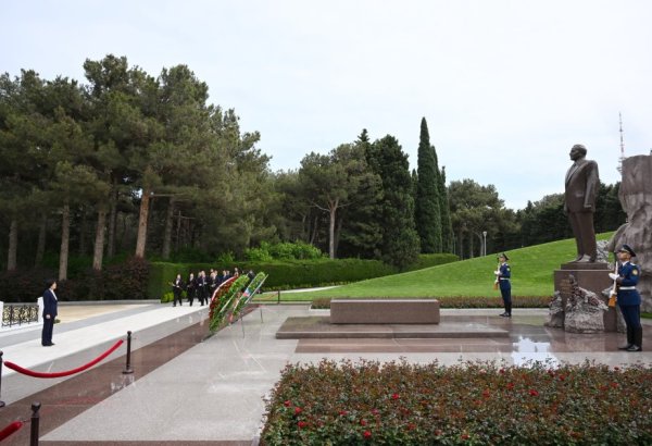 Delegation of Chinese People's Political Consultative Conference visits tomb of Great Leader Heydar Aliyev, Alley of Martyrs (PHOTO)