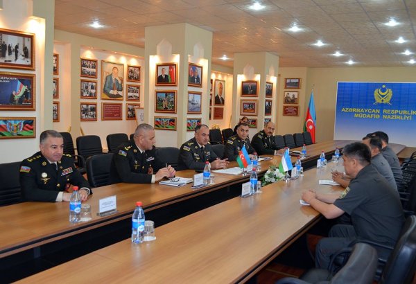 Azerbaijani military specialists meet with Uzbek counterparts (PHOTO)