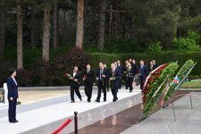Delegation of Chinese People's Political Consultative Conference visits tomb of Great Leader Heydar Aliyev, Alley of Martyrs (PHOTO)