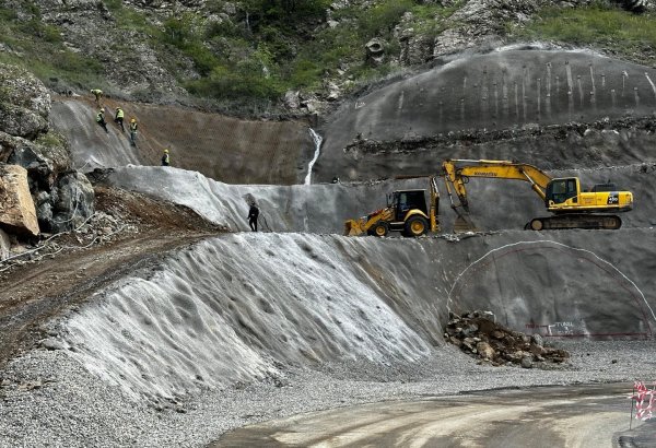 Media reps become familiar with construction works on Khankendi-Shusha-Lachin highway (PHOTO)
