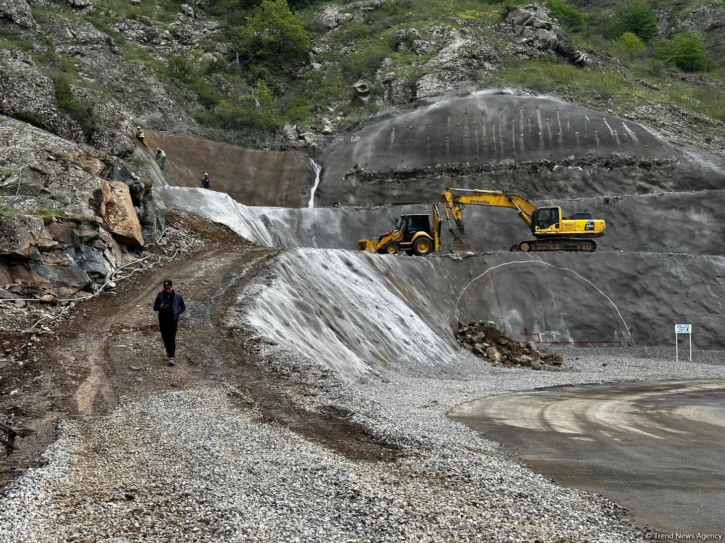 Media reps become familiar with construction works on Khankendi-Shusha-Lachin highway (PHOTO)