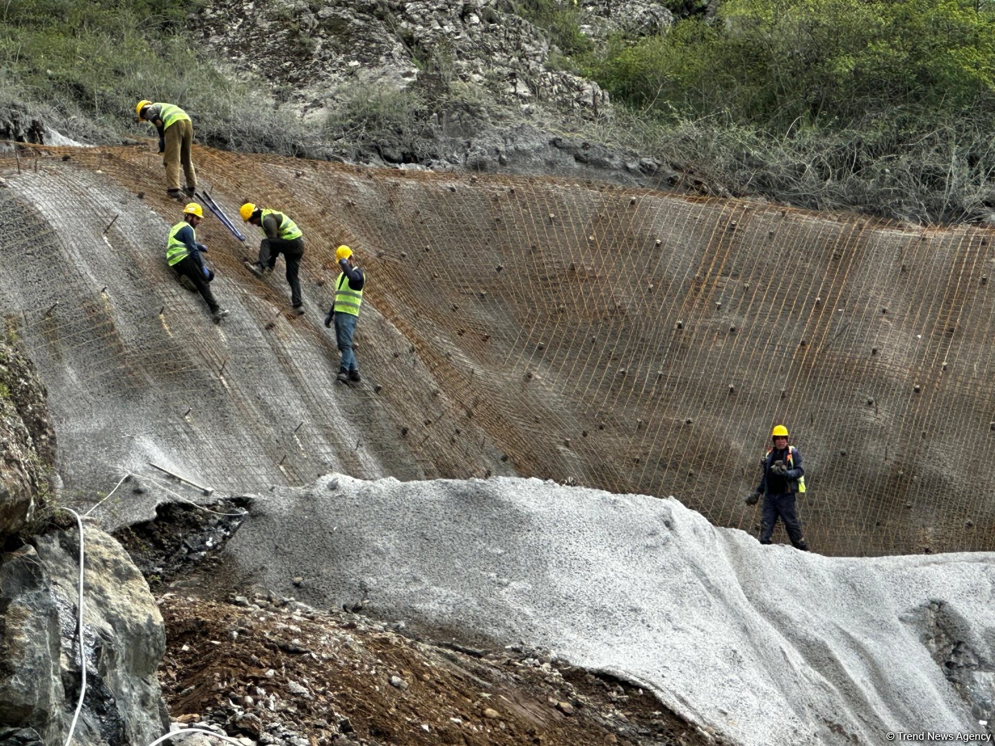 Media reps become familiar with construction works on Khankendi-Shusha-Lachin highway (PHOTO)