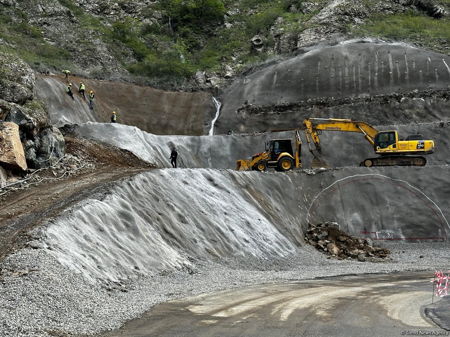 Media reps become familiar with construction works on Khankendi-Shusha-Lachin highway (PHOTO)