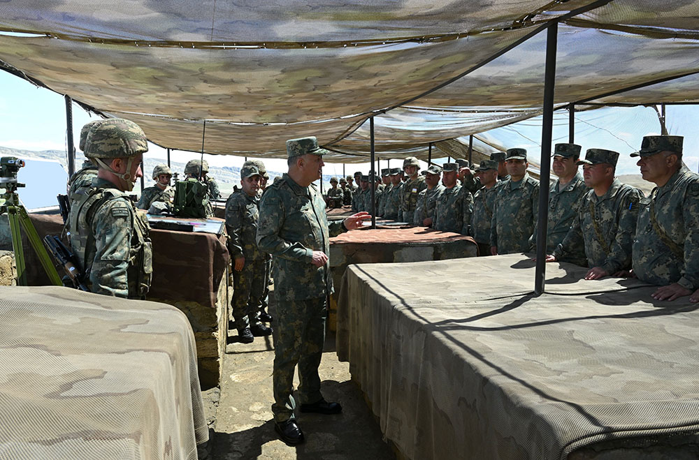 Azerbaijan's army official observes tactical exercises of artillery units (PHOTO)