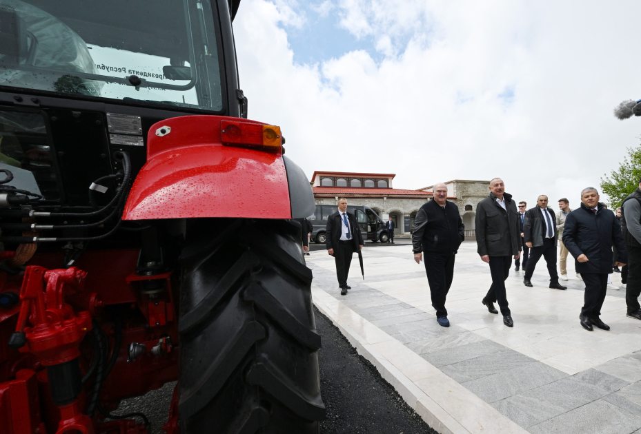 President Ilham Aliyev, President Aleksandr Lukashenko view bus jointly manufactured by Azerbaijan and Belarus, as well as tractors presented by Belarusian President (PHOTO)