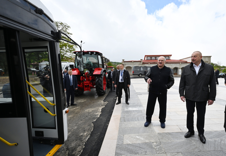 President Ilham Aliyev, President Aleksandr Lukashenko view bus jointly manufactured by Azerbaijan and Belarus, as well as tractors presented by Belarusian President (PHOTO)