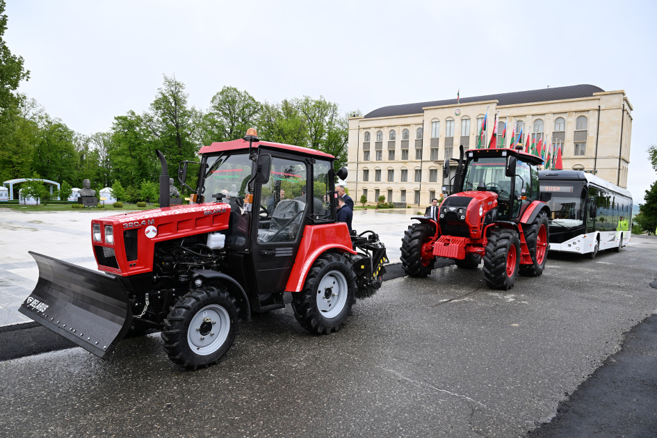 President Ilham Aliyev, President Aleksandr Lukashenko view bus jointly manufactured by Azerbaijan and Belarus, as well as tractors presented by Belarusian President (PHOTO)